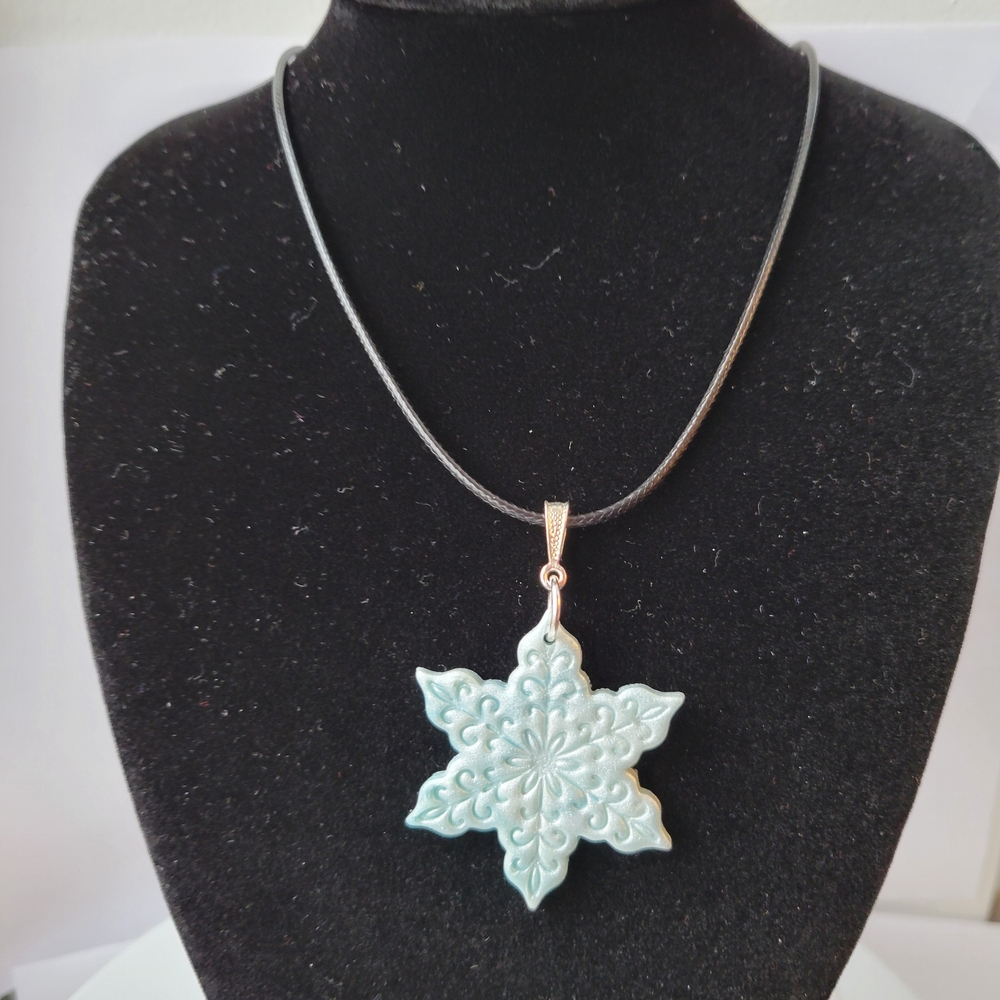Chic Snowflake Pendant Necklace in Blue